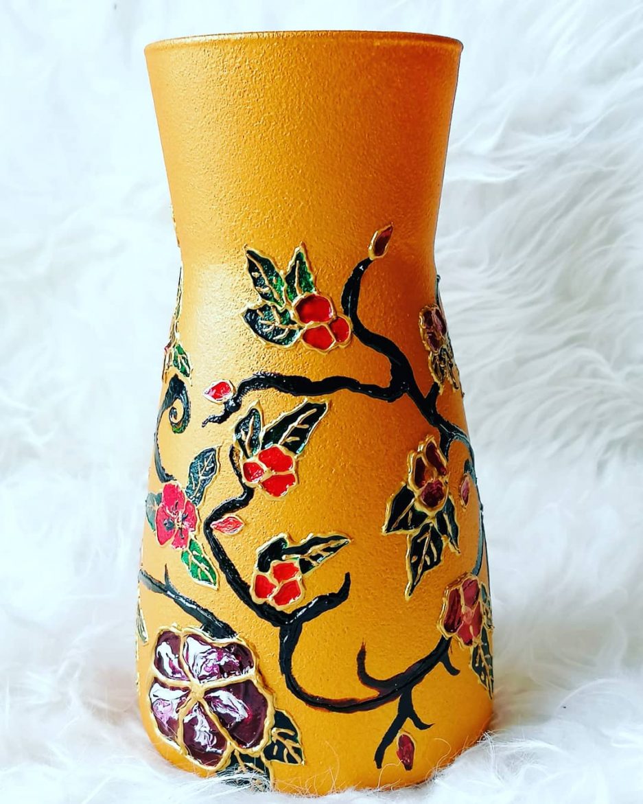 hand painted Japanesel design on Bohemia crystal vase on gold background